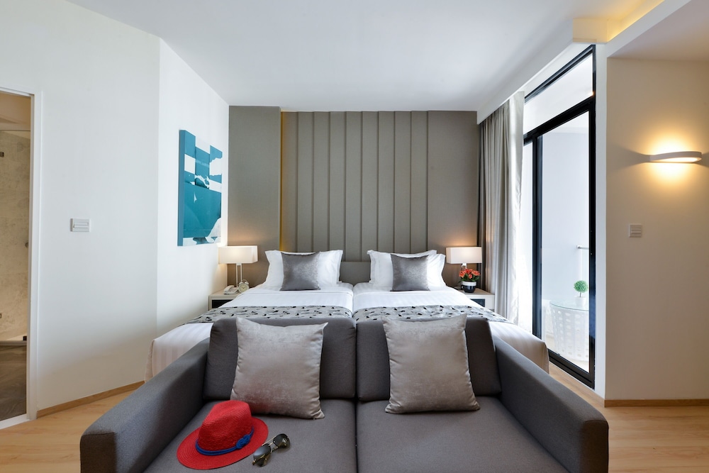 Deluxe Room, City View - Photo 3