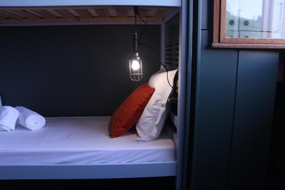 Dortoir de 6 personnes salle de bain sur le palier