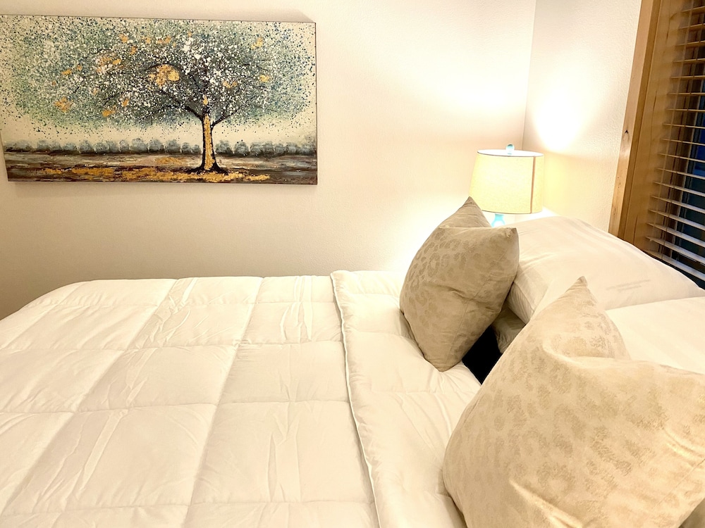 Design Apartment, Accessible, Private Bathroom (5-Downstairs/Pets allowed) photo 2