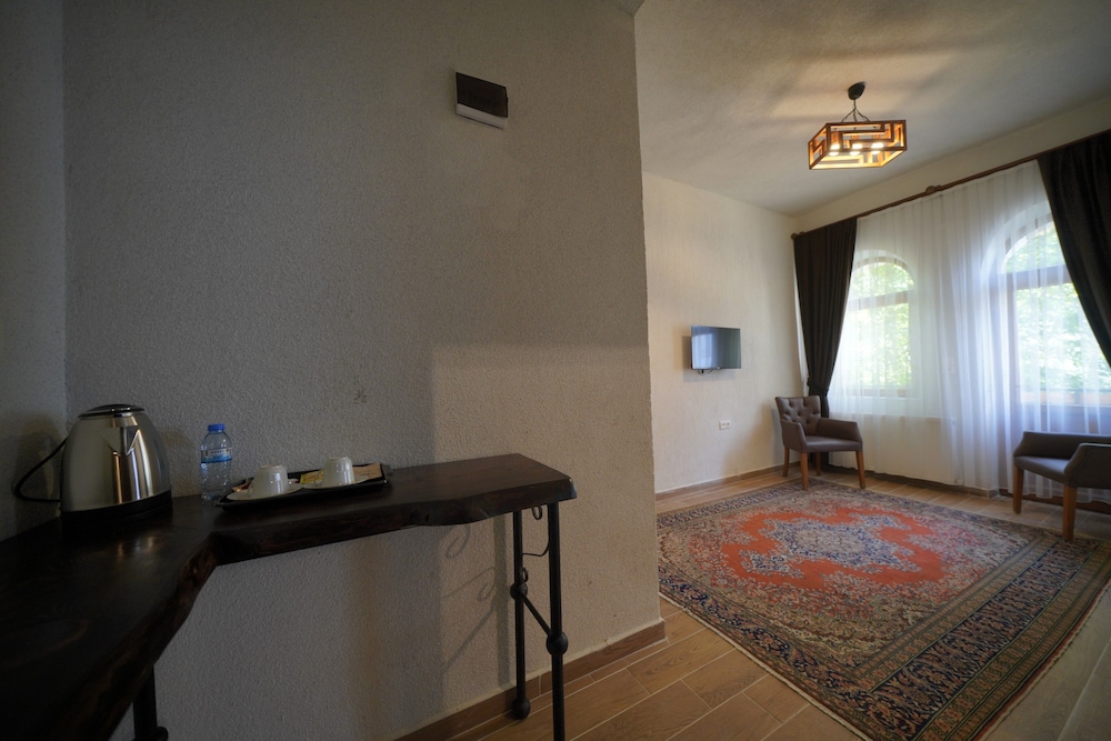 Deluxe Art Double Room With Balcony (Garden View) - Photo 2