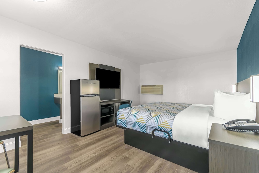 Standard Room, 1 King Bed, Non Smoking, Refrigerator & Microwave - Photo 2