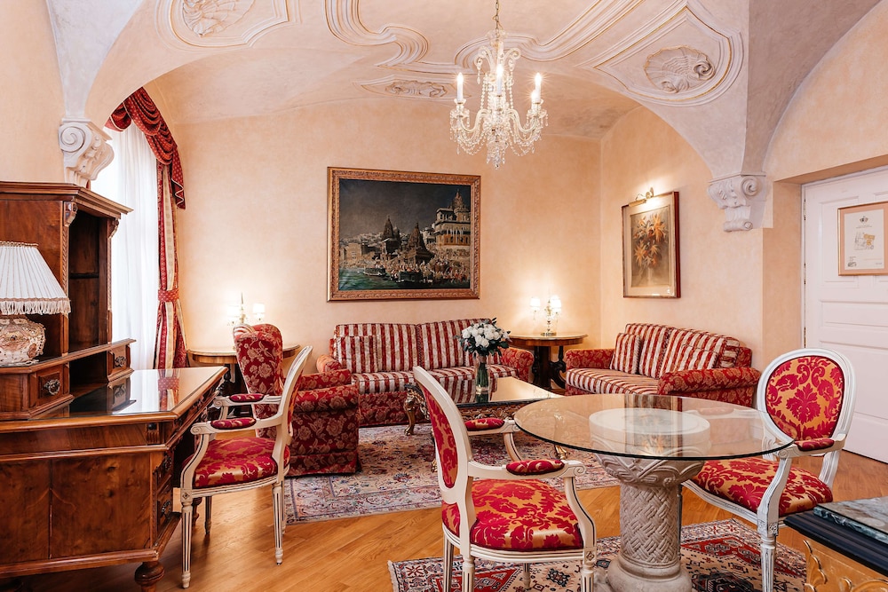 Royal Suite, 1 Queen Bed with Sofa bed