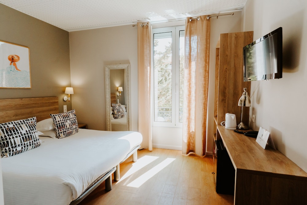 Standard Double Room - Photo 9