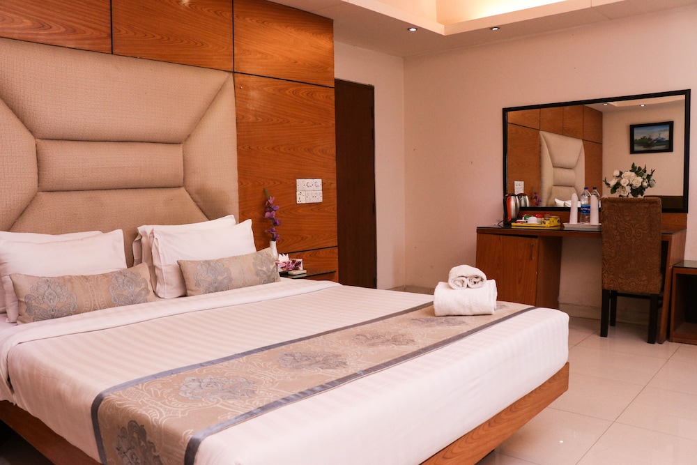 Standard Double Room, 1 Queen Bed, Smoking, City View photo 3