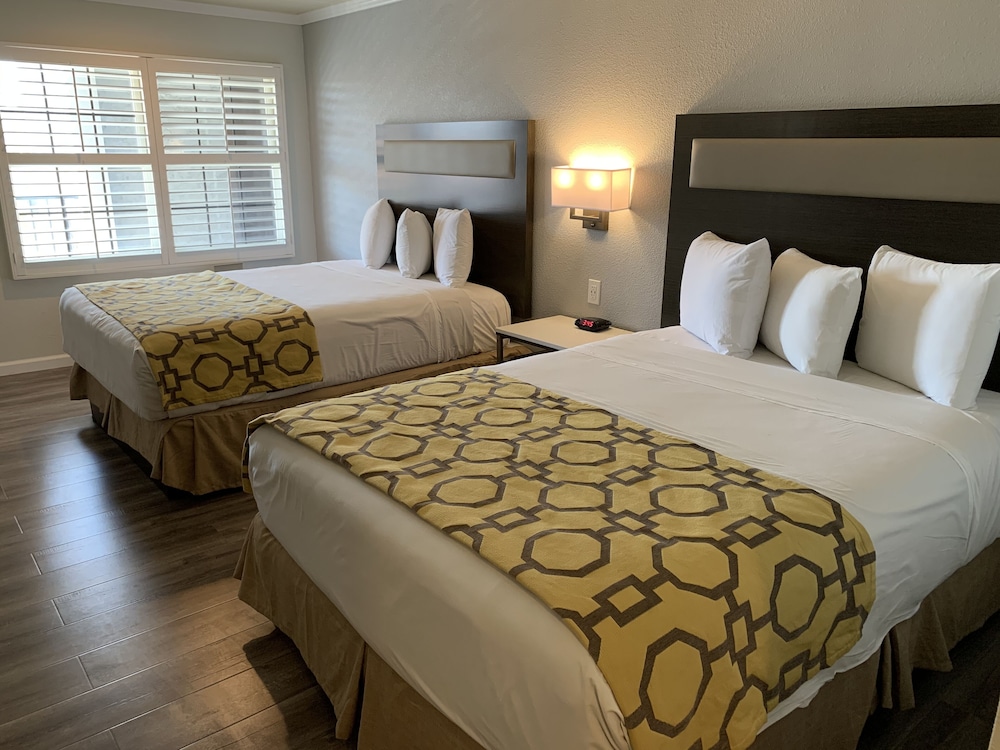 Standard Room, 2 Queen Beds, Non Smoking - Photo 2