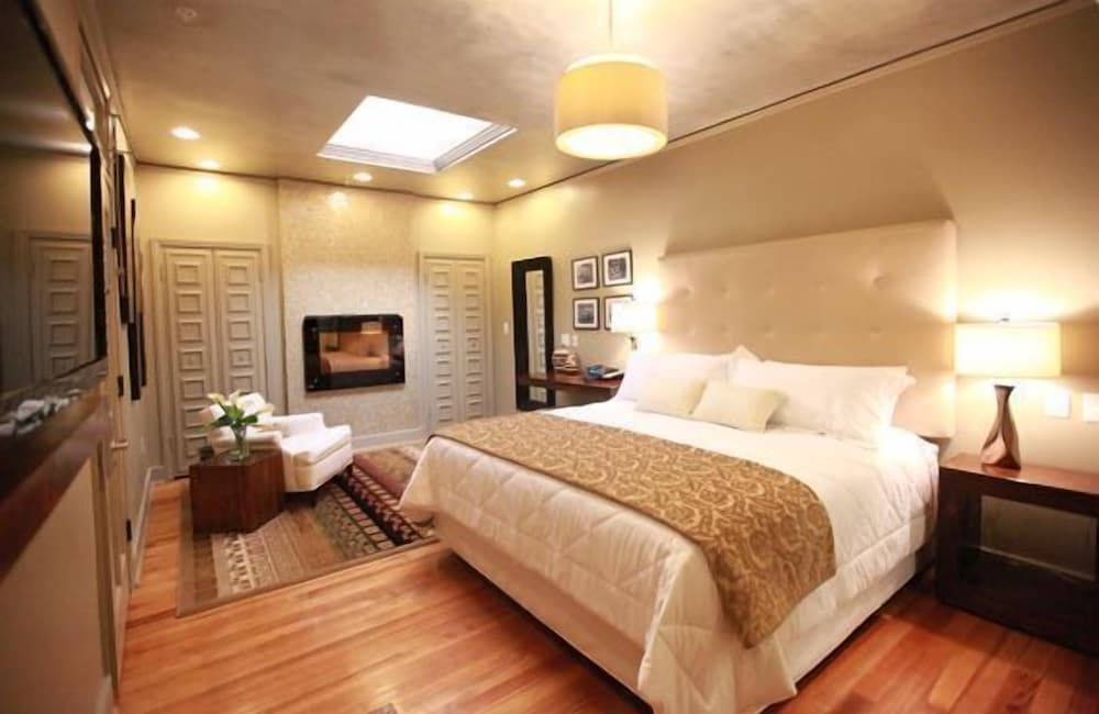 Deluxe Room, 1 King Bed - Photo 2