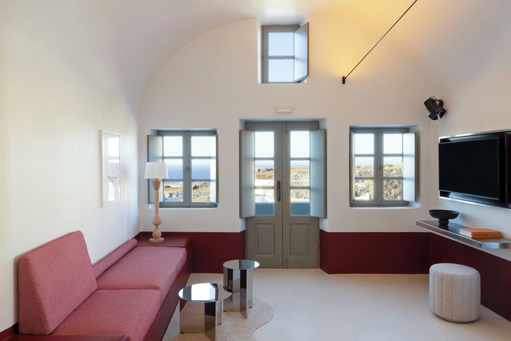 The Red-Carpet Cove Suite