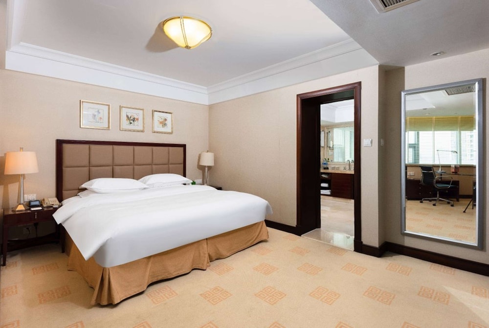 Suite, 1 King Bed, Smoking photo 1