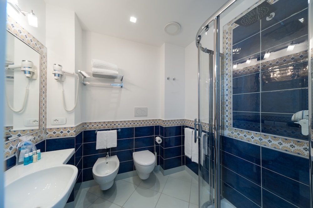 Deluxe Triple Room, Balcony, Sea View - Photo 4