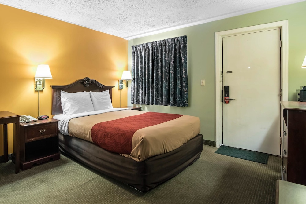 Standard Room, 1 Queen Bed, Non Smoking - Photo 5