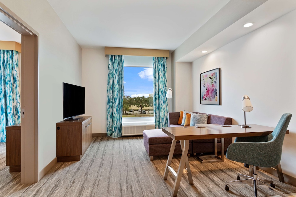 Suite, 1 King Bed, Corner - Photo 4