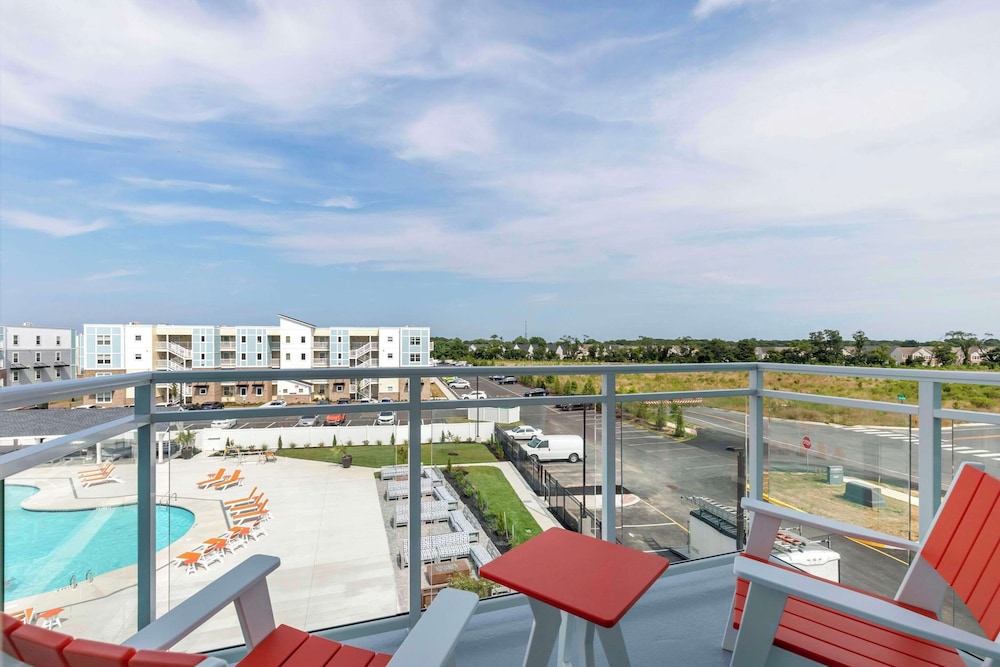 Room, Multiple Beds, Non Smoking (Balcony, Pool View) - Photo 5