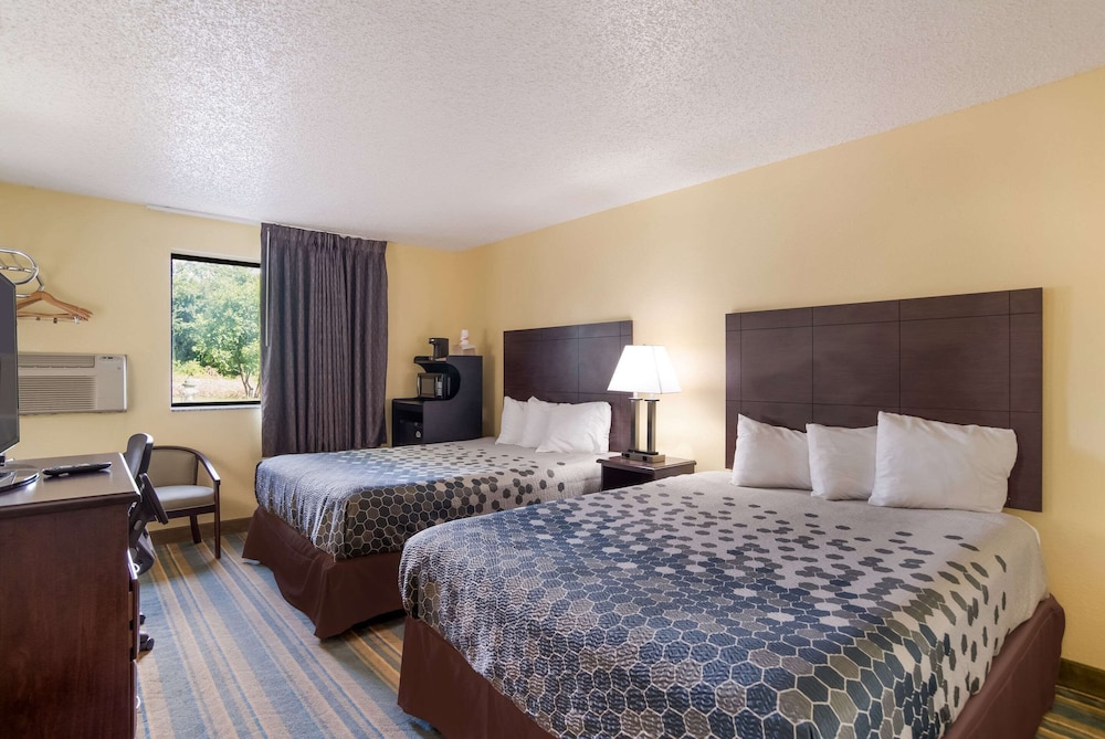 Standard Room, 2 Queen Beds, Non Smoking - Photo 6