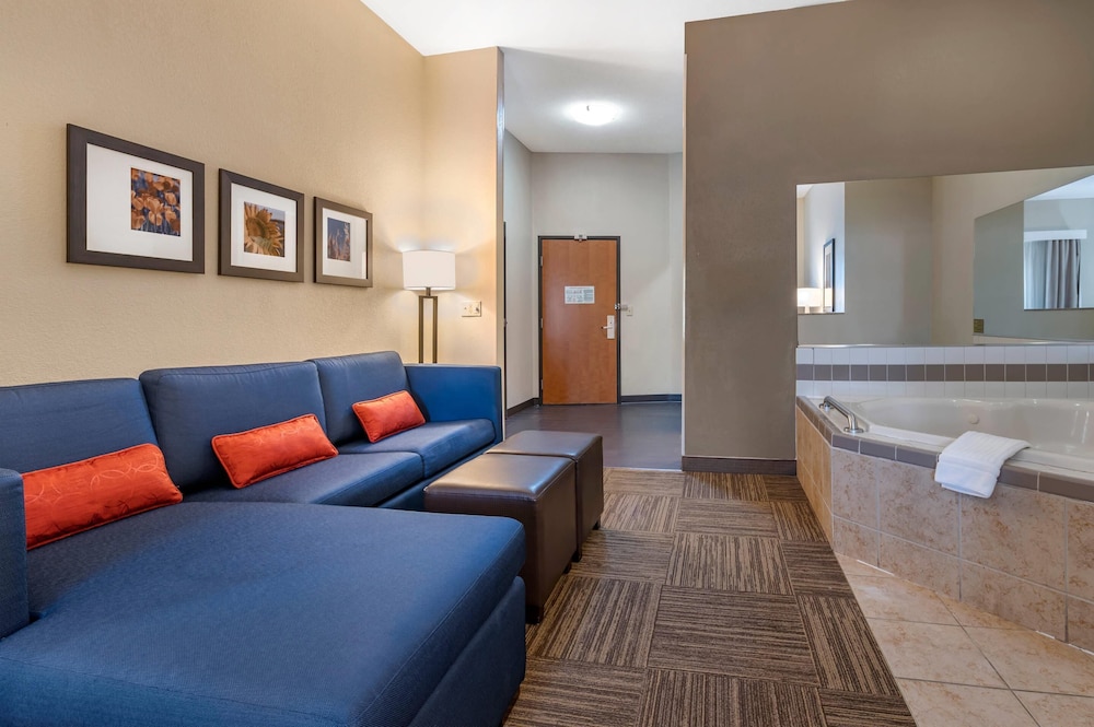 Suite, 1 King Bed, Non Smoking (Upgrade) - Photo 5