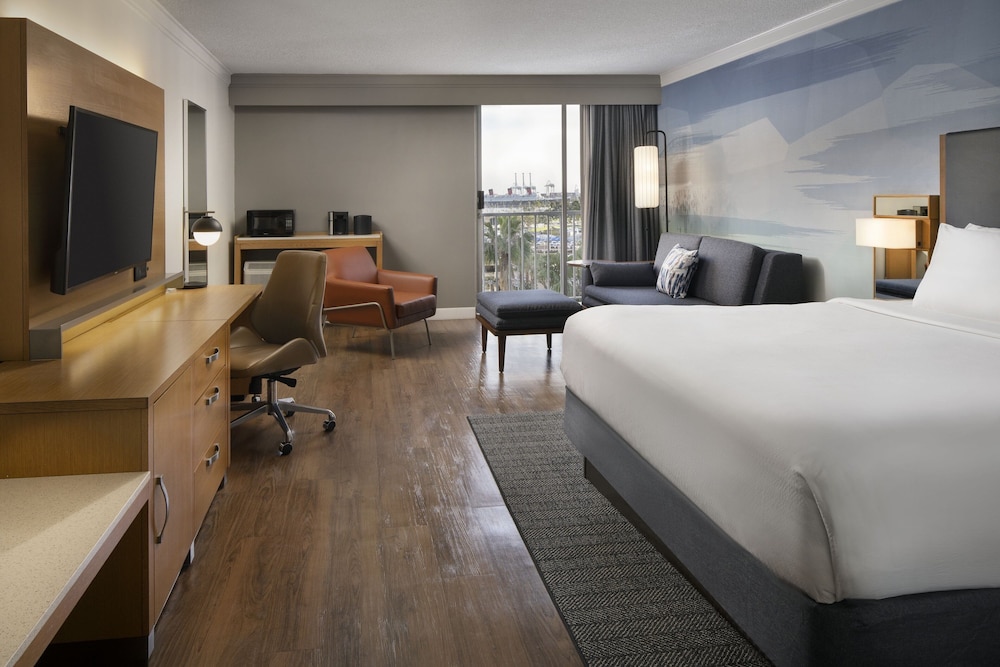 Executive Room, 1 King Bed with Sofa bed, Balcony - Photo 1