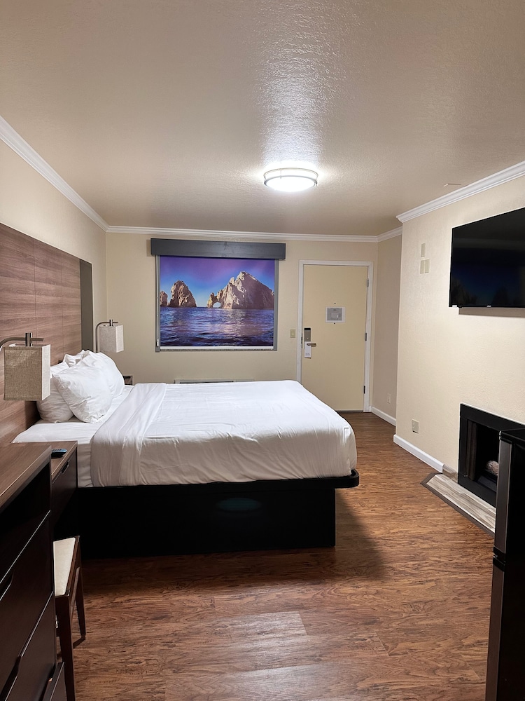 Standard Room, 1 King Bed - Photo 4
