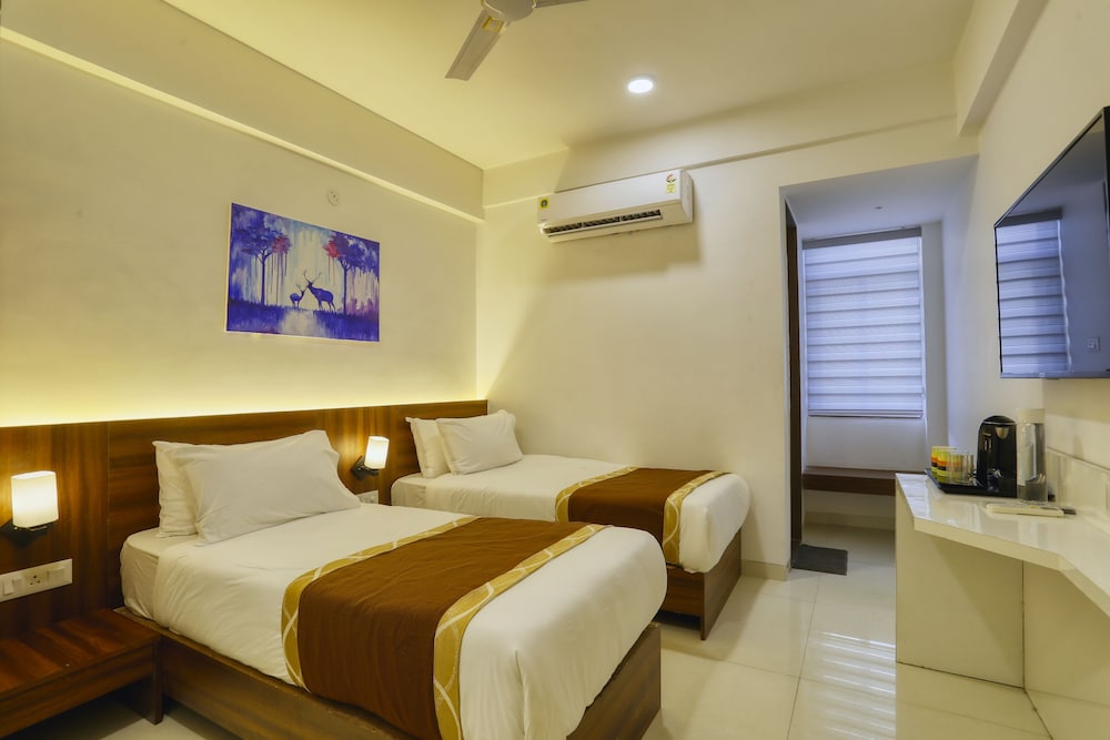 Deluxe Room - Photo 13