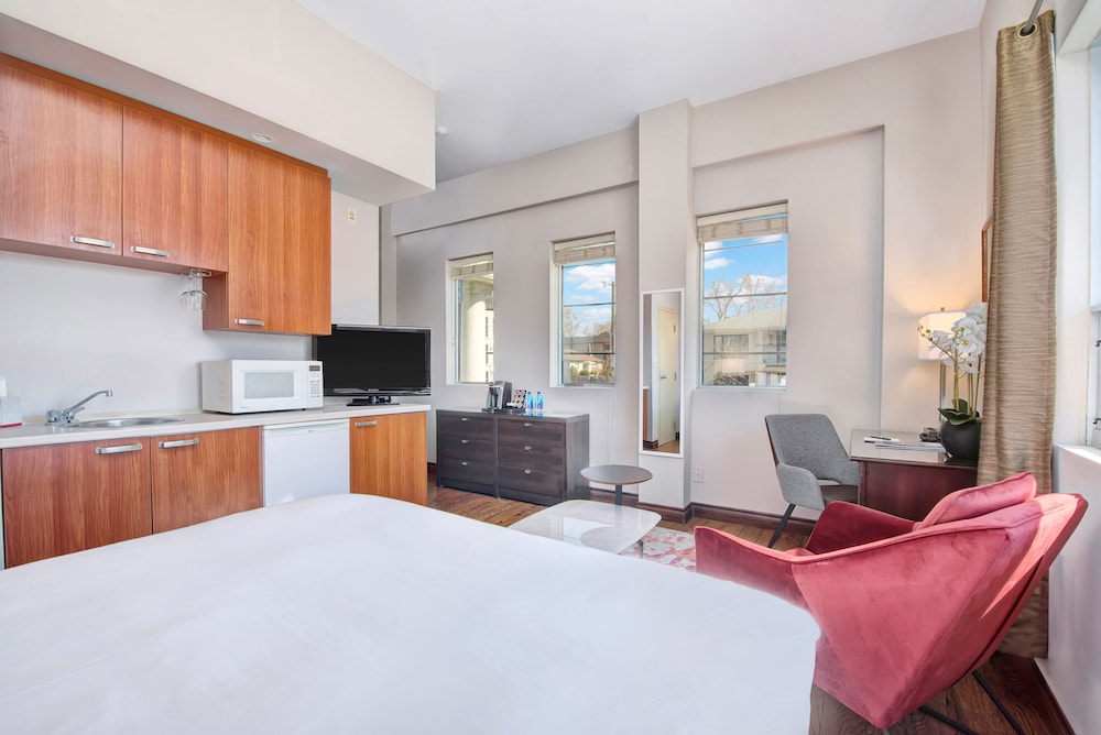 Deluxe Studio Suite, 1 Queen Bed, Kitchenette