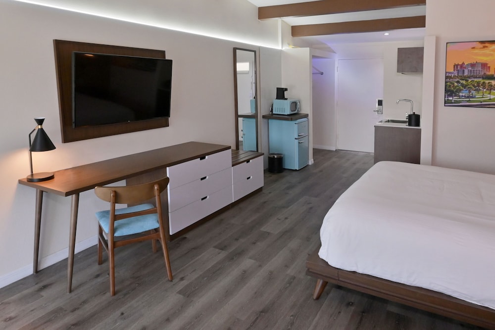 Premium Room, 1 King Bed, Balcony/Patio Pool View - Photo 1