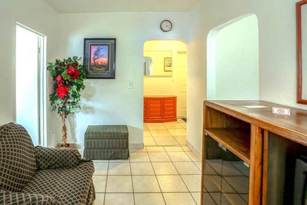 Studio, 1 Queen Bed, Courtyard Area photo 2