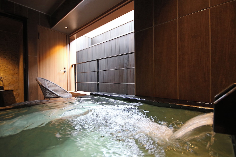 Suite with Spa Bath, Non Smoking - Photo 4
