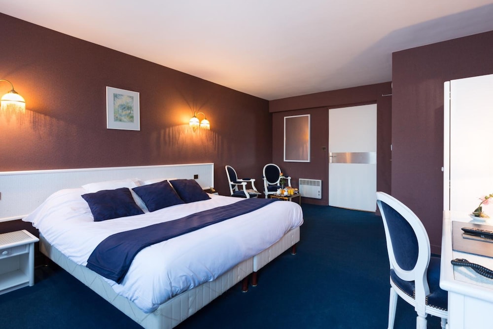 Superior Double Room, Bathtub - Photo 2