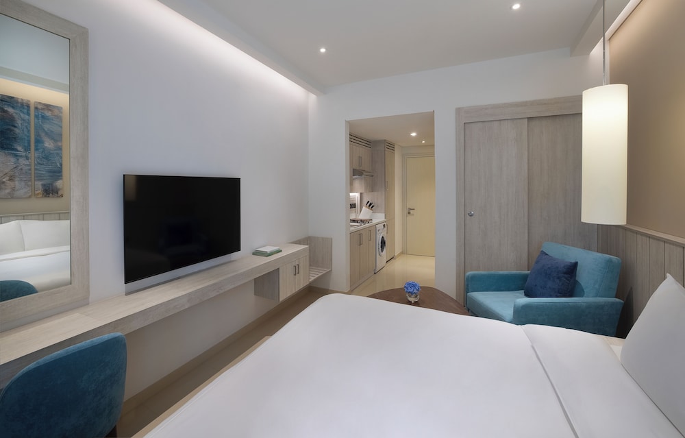 Studio with Balcony, Beach & Rooftop Infinity Pool Access, Shuttle to Mall Of Emirates photo 3