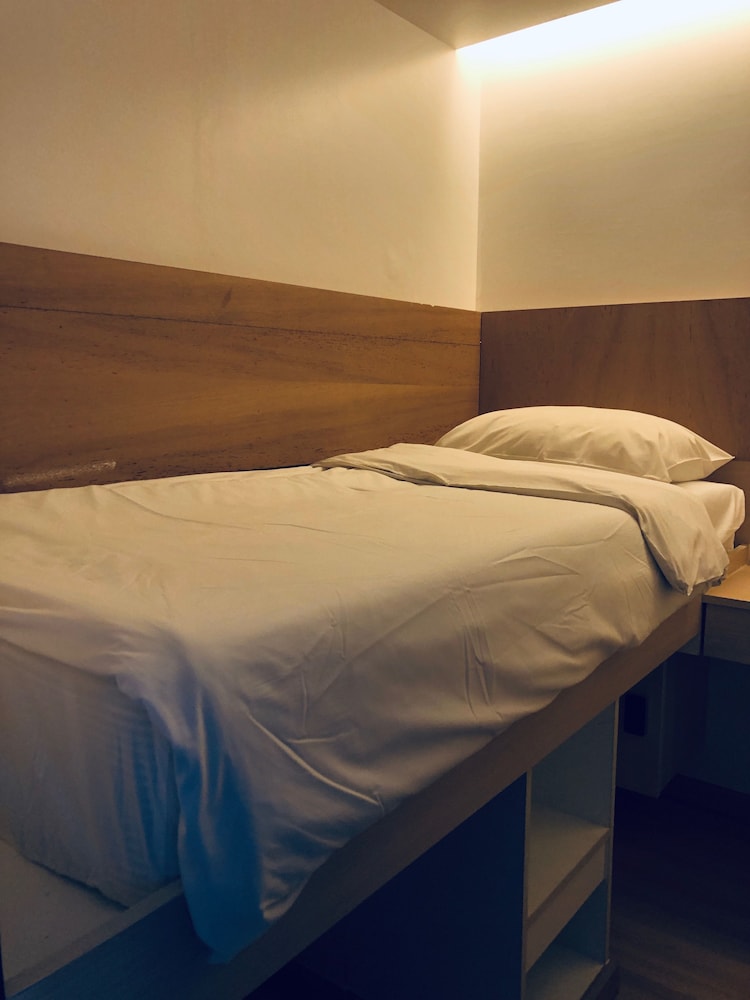 Basic Single Room, 1 Twin Bed, Non Smoking, Shared Bathroom photo 2