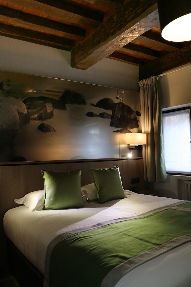 Double Room (Mouton Blanc)