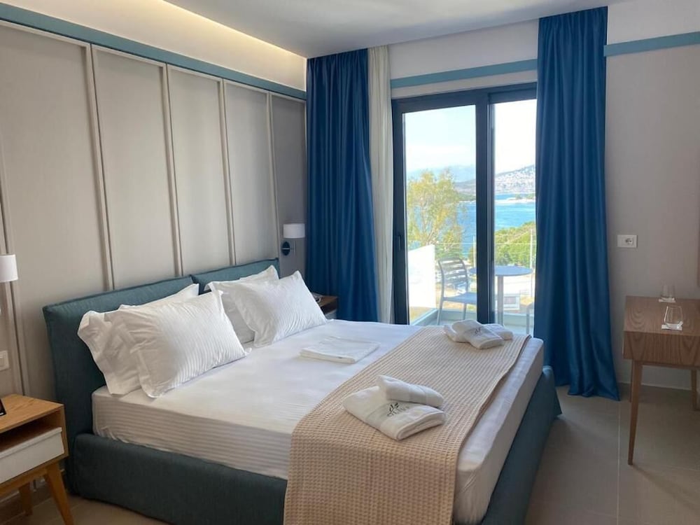 Deluxe Double or Twin Room, Partial Sea View