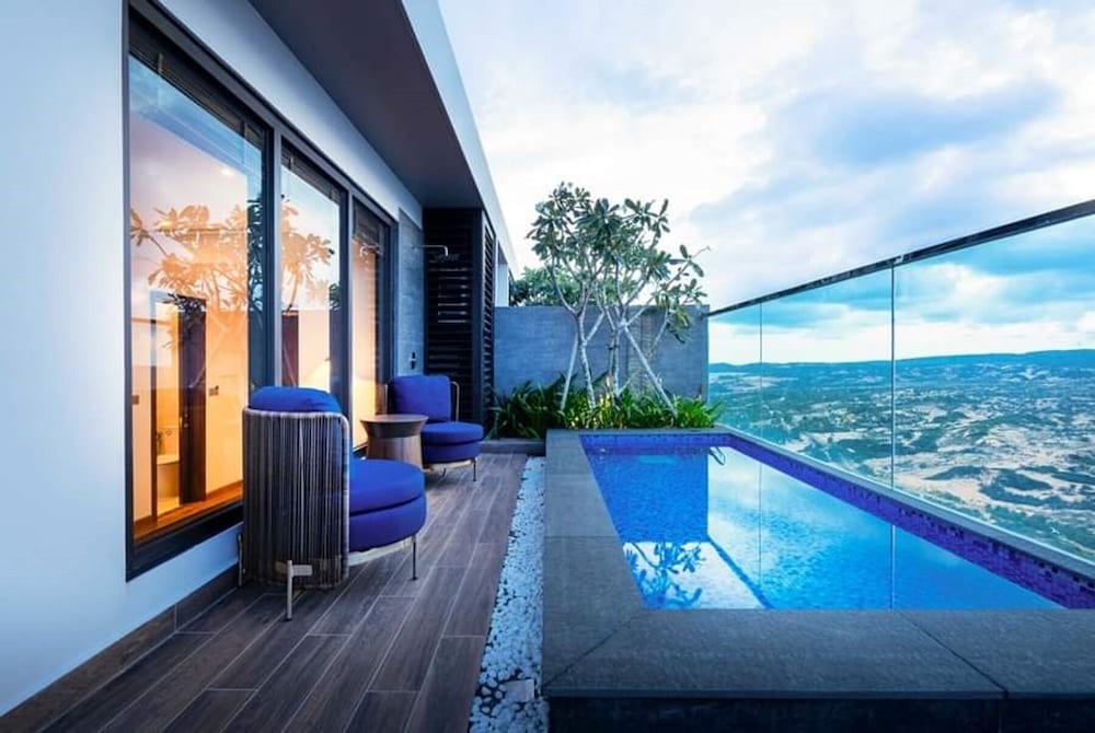 Junior Suite, 1 Bedroom, Private Pool, Partial Ocean View photo 1