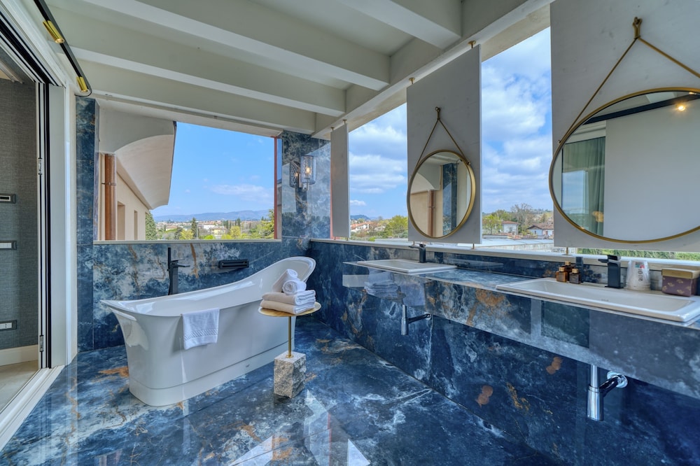 Presidential Suite, 2 Bedrooms, Jetted Tub, Lake View