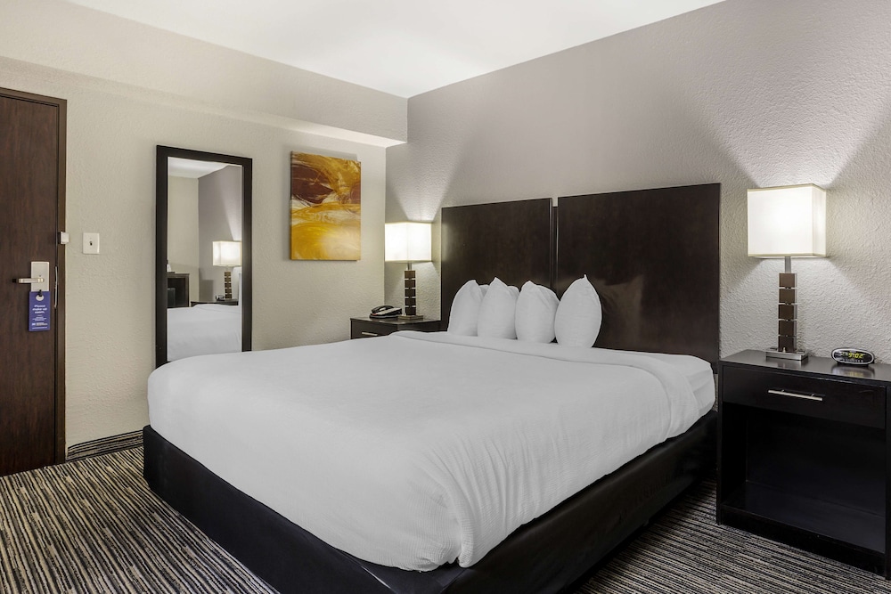 Standard Room, 1 King Bed, Accessible, Non Smoking (Bathtub) - Photo 1