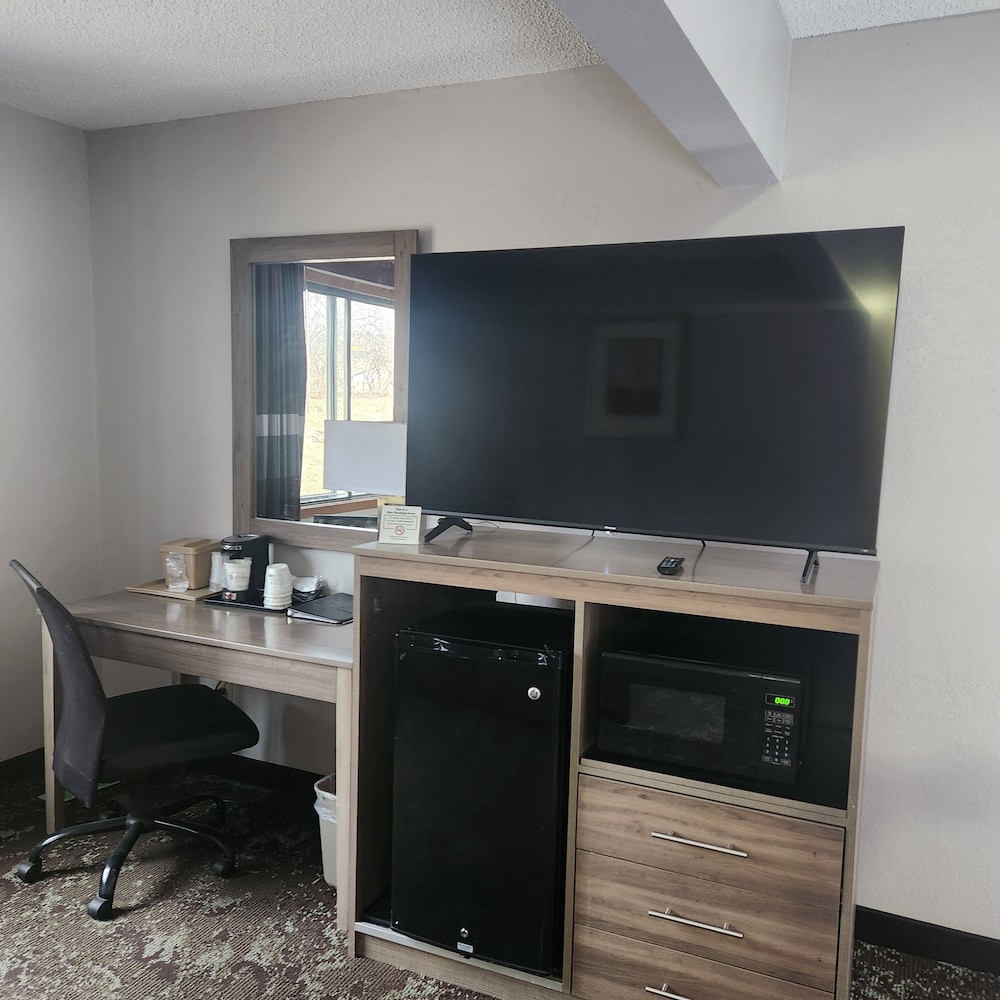 Suite, 1 King Bed, Non Smoking, Jetted Tub photo 3