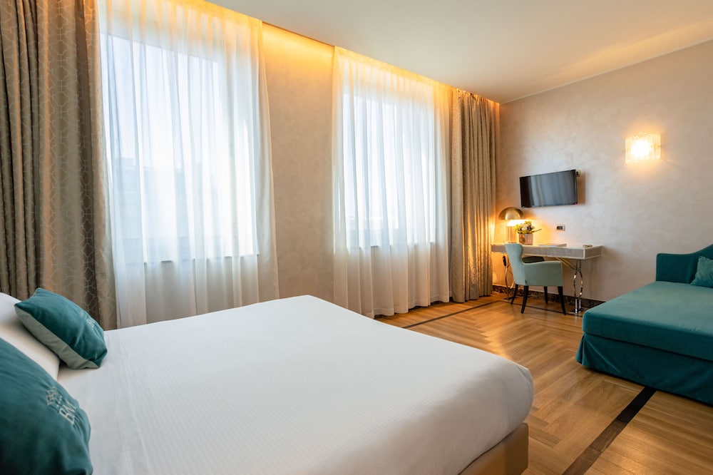 Exclusive Triple Room, 1 King Bed with Sofa bed, photo 6