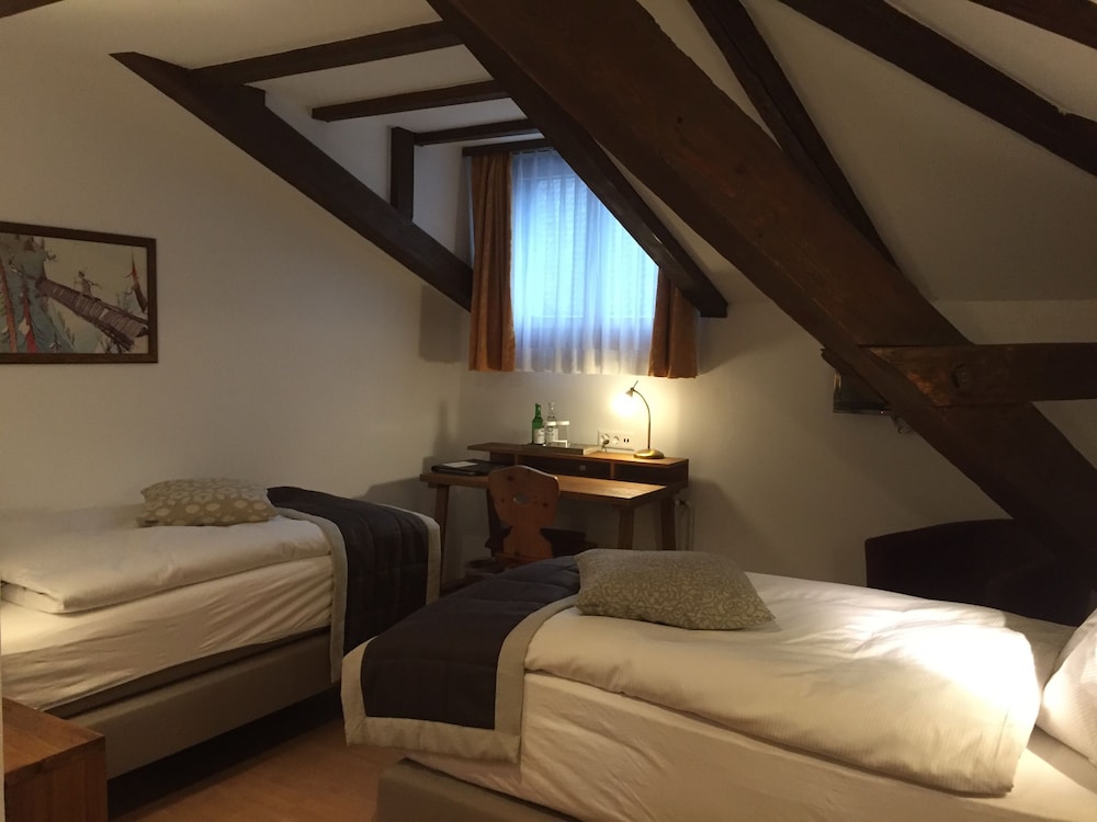 Economy Twin Room photo 2