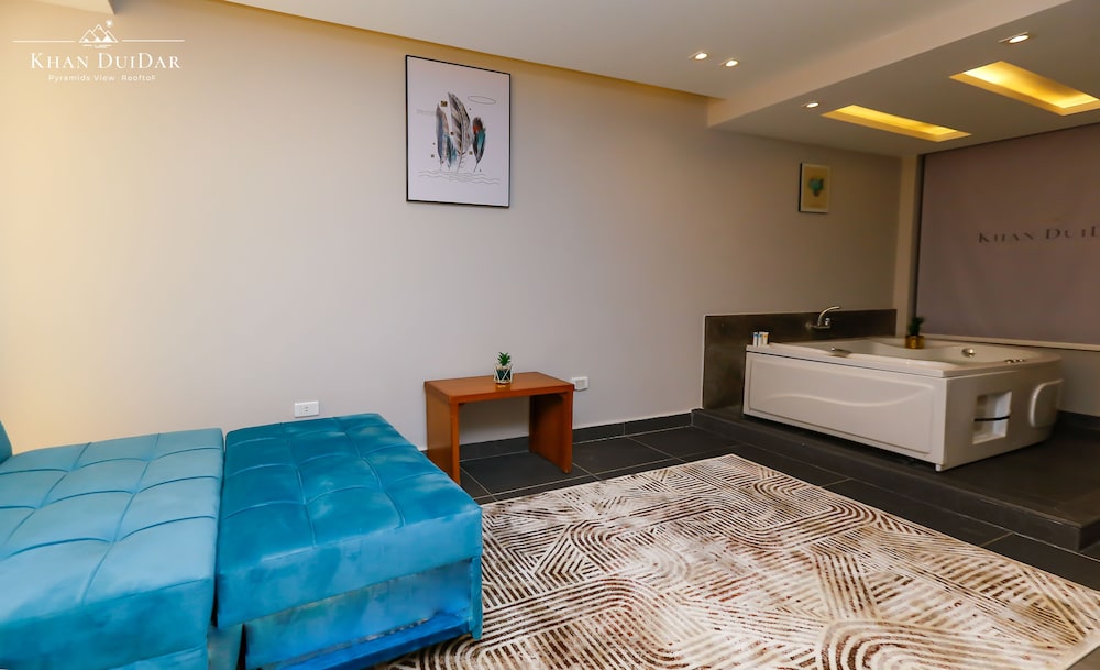 Queen Suite Jacuzzi Pyramid View - Photo 18