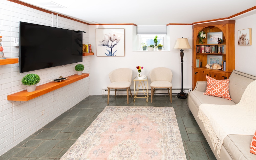 Basement Apartment (Pet Friendly) - Photo 8