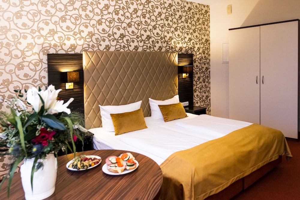 Standard Double or Twin Room - Photo 17