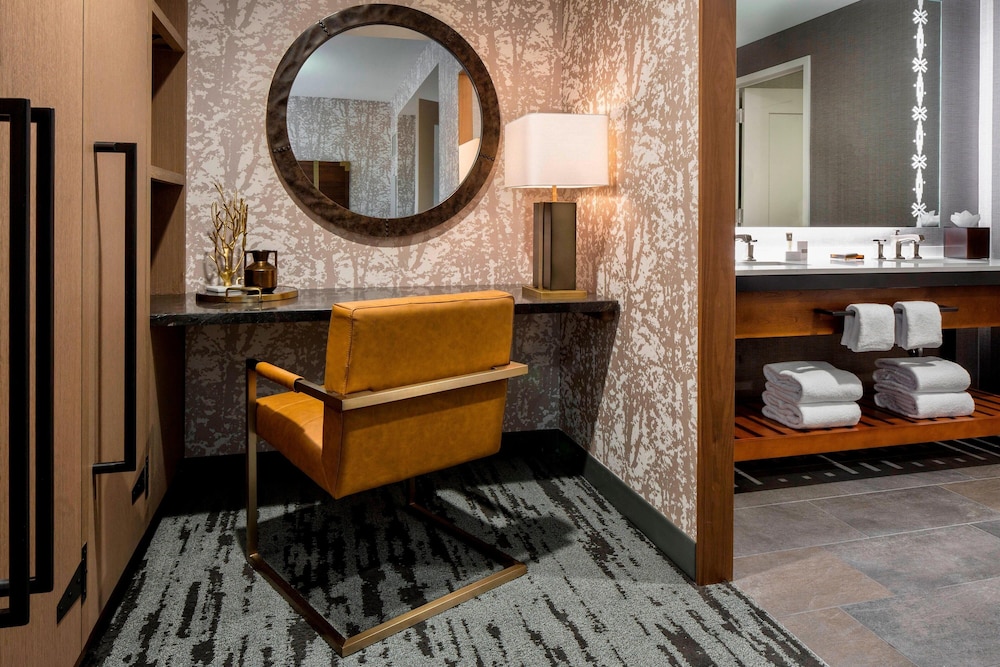 Junior Suite, 1 King Bed (Mobility Accessible, Tub)