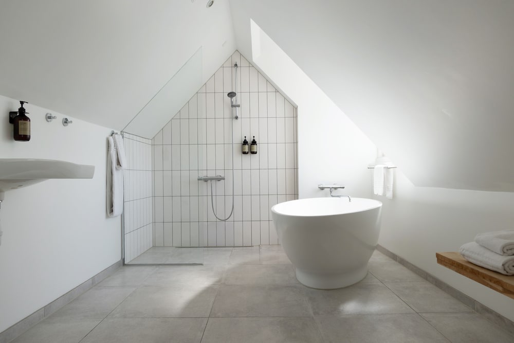 Superior Studio Suite, Non Smoking, Bathtub thumbnail 5