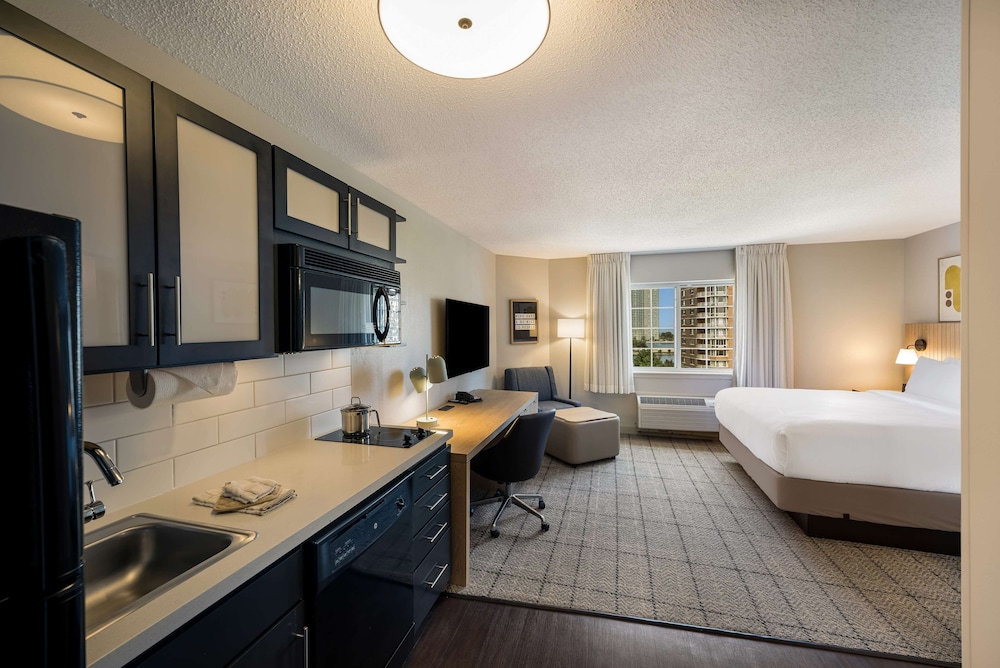Deluxe Room, 1 Queen Bed - Photo 7