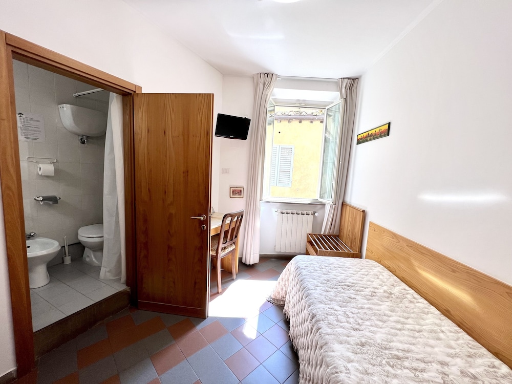 Single Room, Private Bathroom