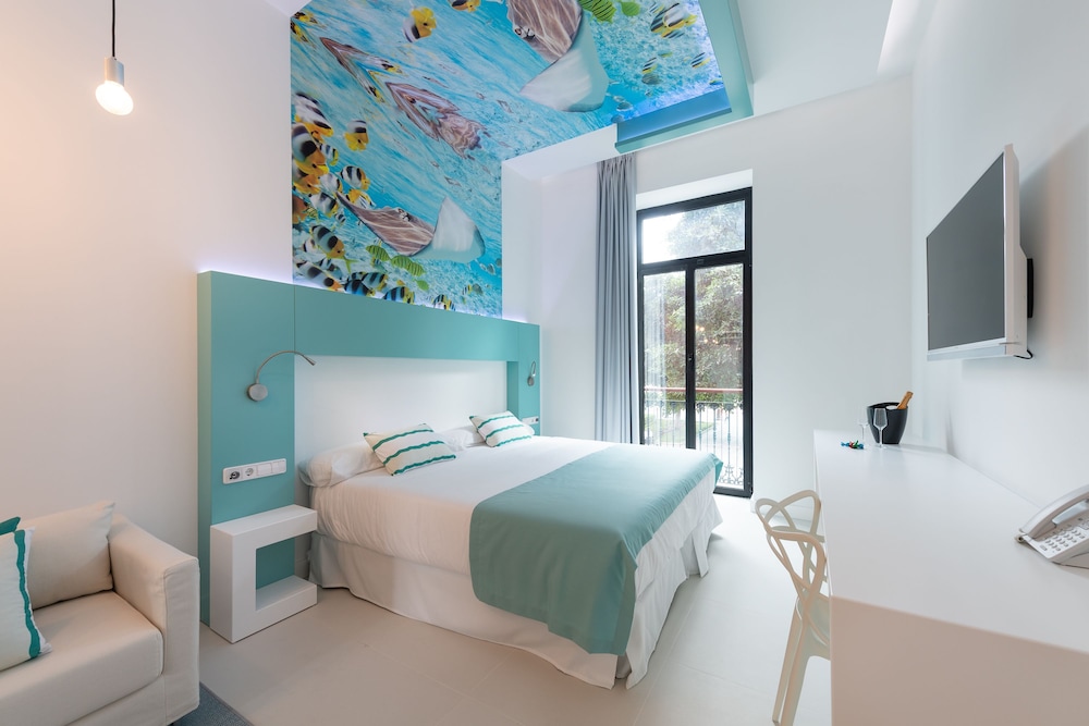 Suite Deluxe with Terrace and Jacuzzi (1 Adult)