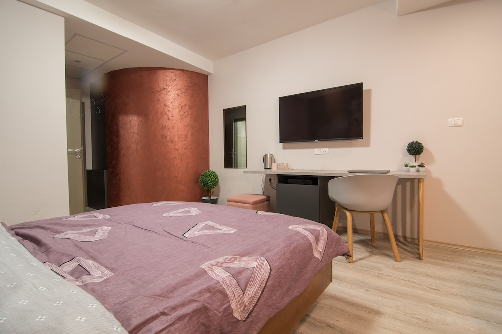 Deluxe Double Room - Photo 18