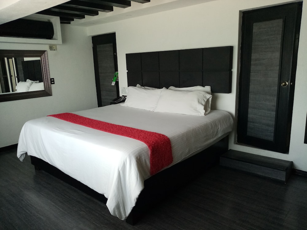 Standard Room, 1 King Bed, Non Smoking - Photo 9