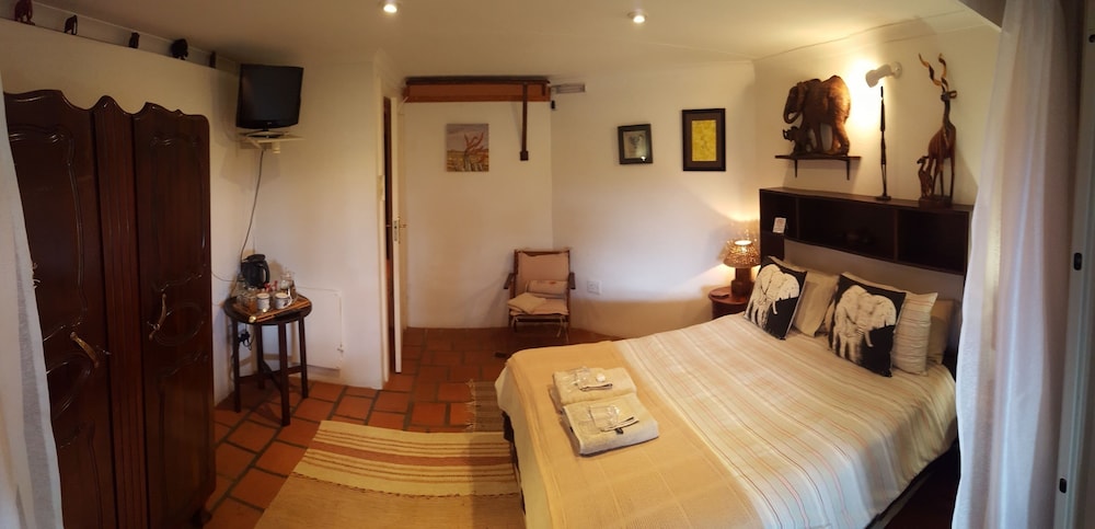 Elephant Room (with shared bathroom) photo 3