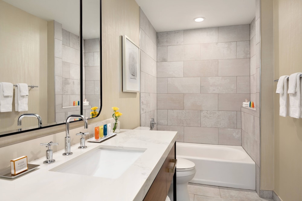 Suite, 1 Bedroom, Balcony - Photo 8