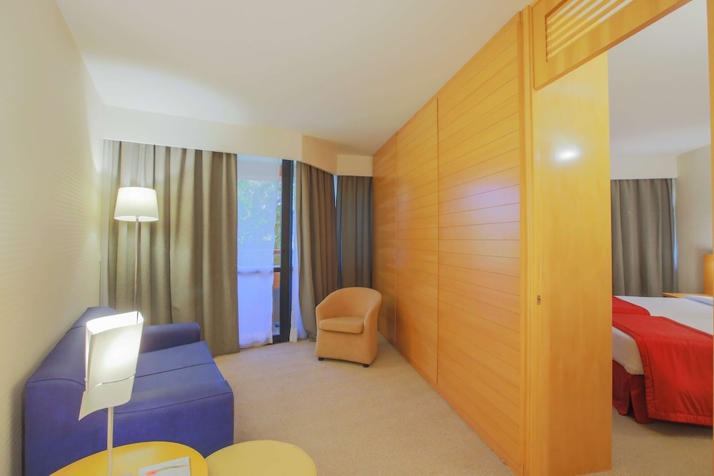 Standard Room, 1 King Bed - Photo 2