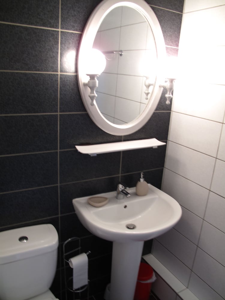 Comfort Double Room, Private Bathroom, Garden View (Chambre rose) photo 3